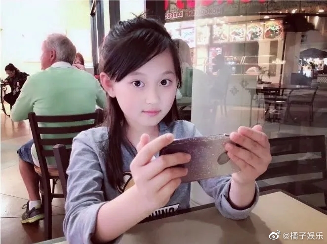 她叫#项滢璇#,今年已经13岁了,长大的小葡萄褪去了婴儿肥,依旧很