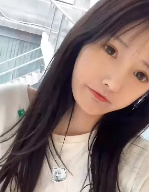 "油头少女"套璐璐力证颜值,晒素颜生图照,难怪都