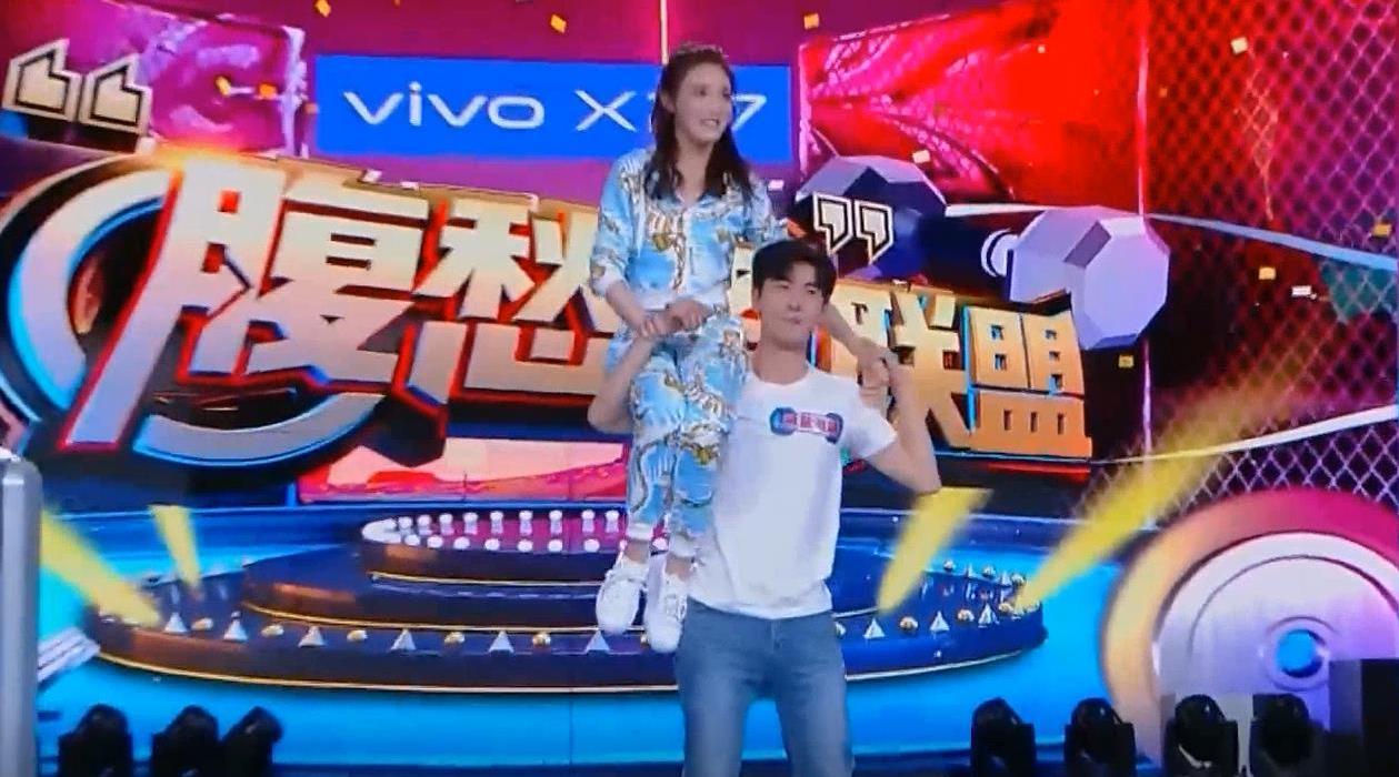 陈星旭单肩扛彭小苒