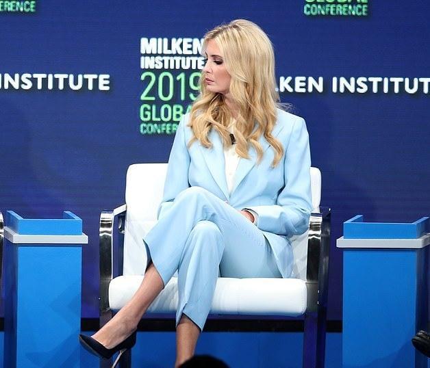 伊万卡换夏装啦!清新蓝色衬衫裙美到我,换侧偏分发型减龄又高级