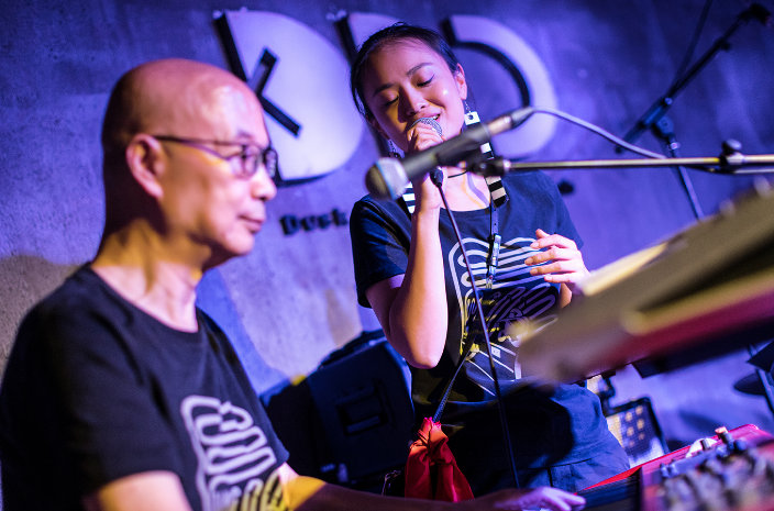 但对于她的父亲我想大家都有耳闻,其父亲就是我国第一代摇滚人侯牧人