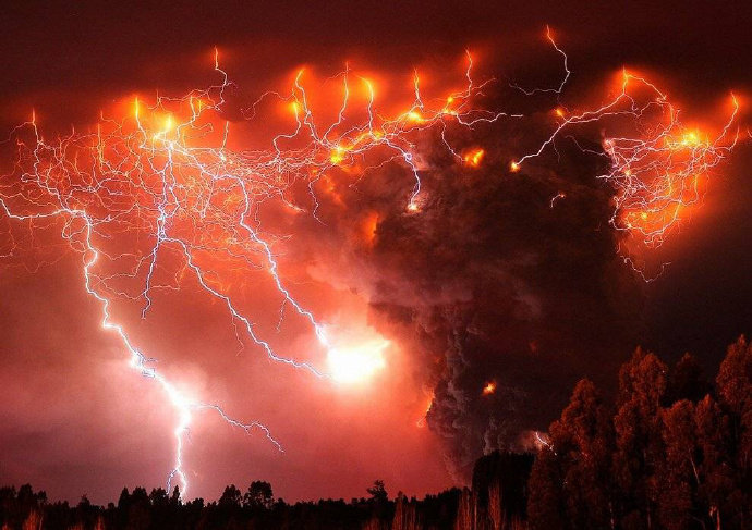 闪电与喷发的火山碰撞的瞬间