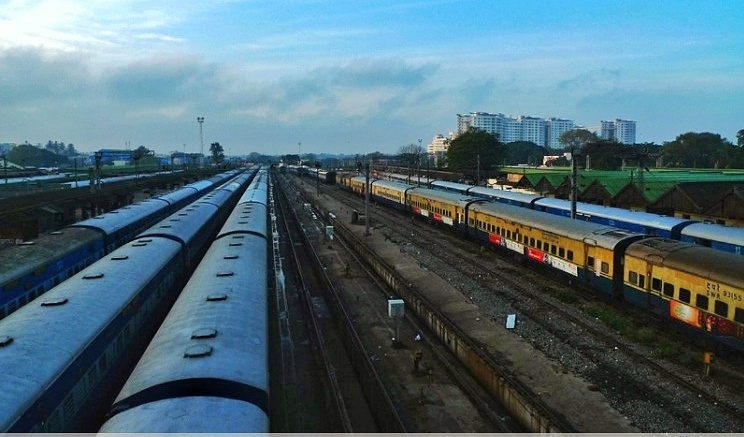 神奇的印度火车:牛随便进站,开车不关门,站内商品不涨价