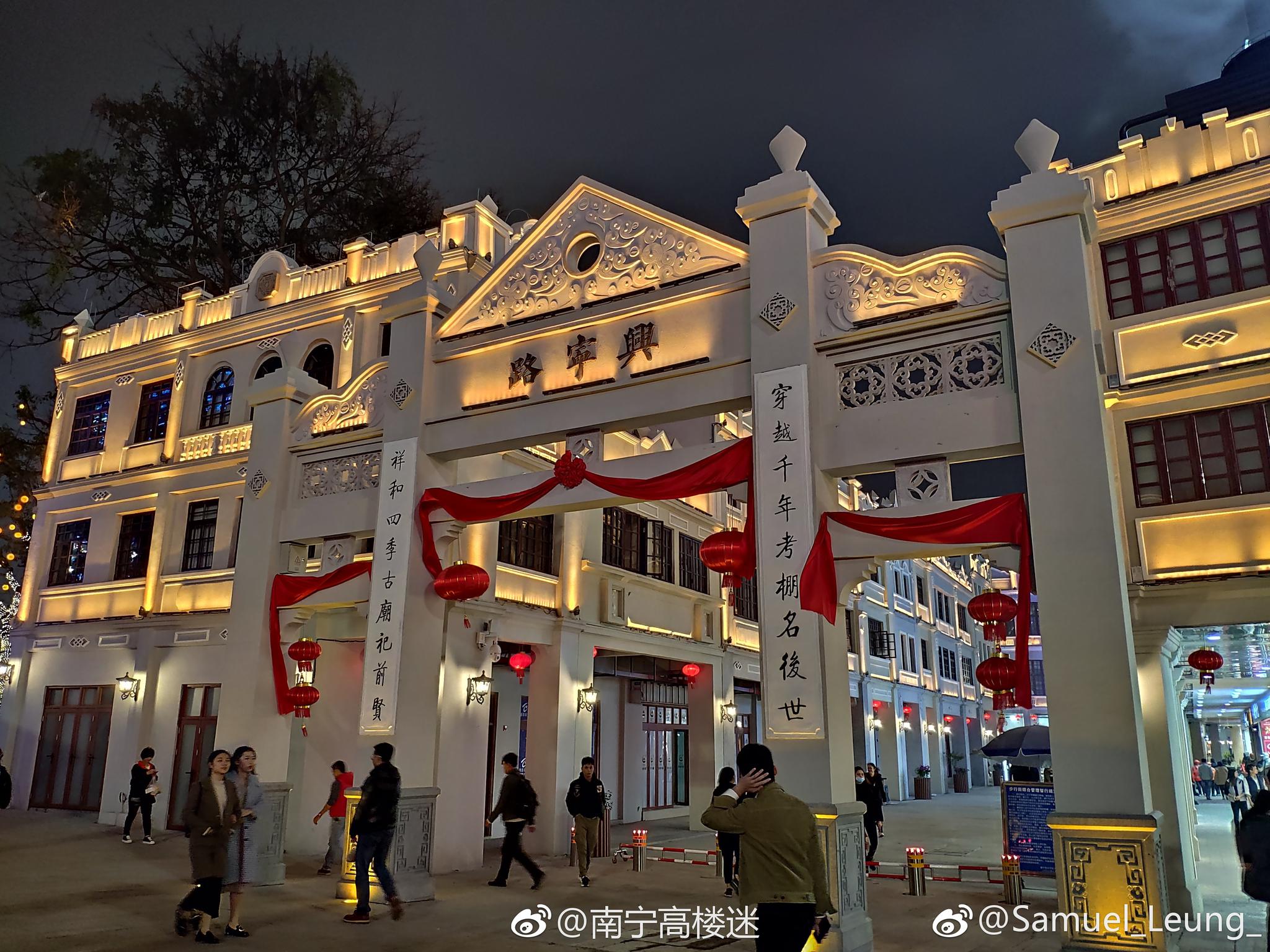 圣诞夜的三街两巷,这样的街区你喜欢逛吗