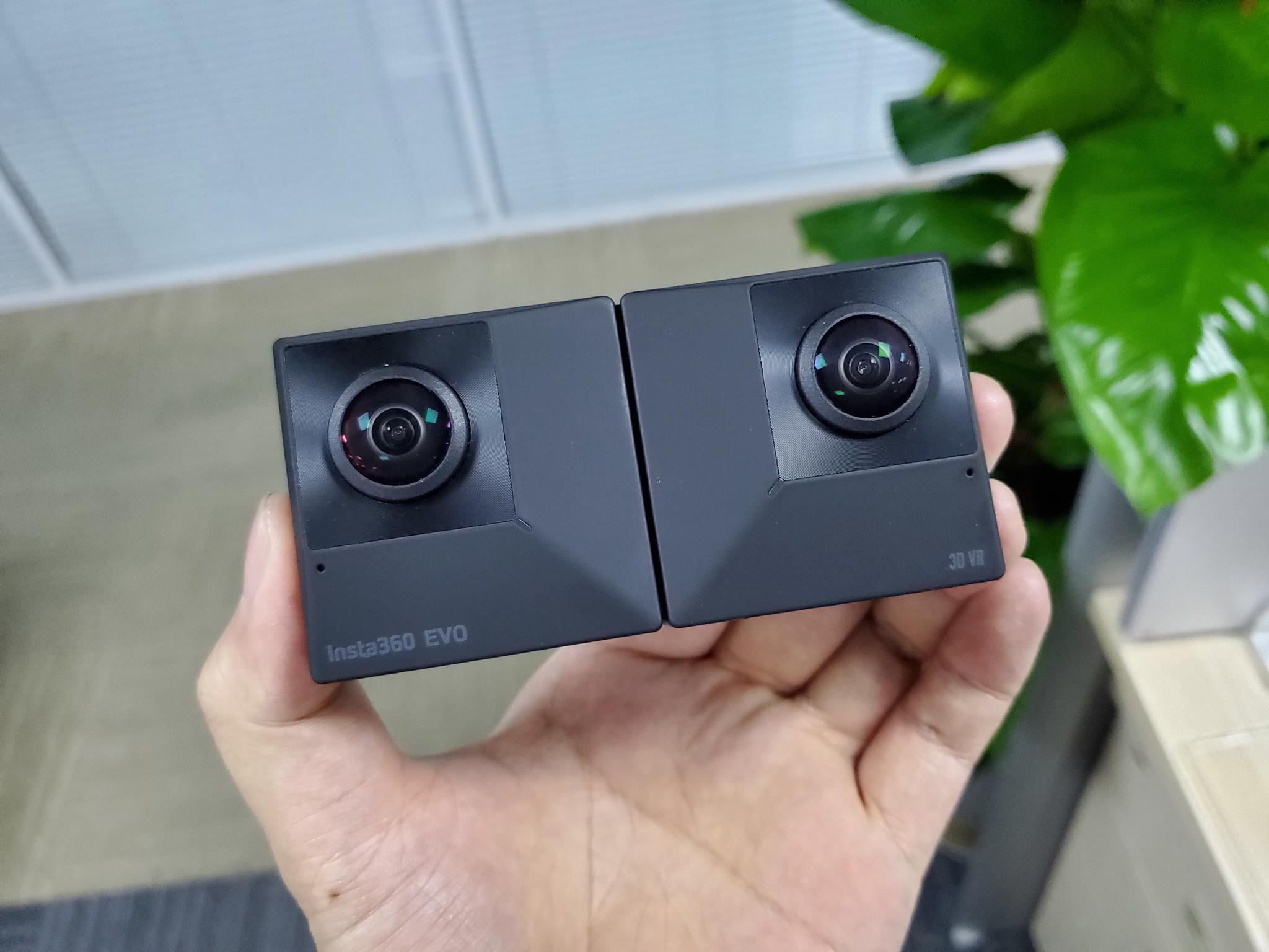 insta360evo消费级裸眼3d相机发布折叠式设计