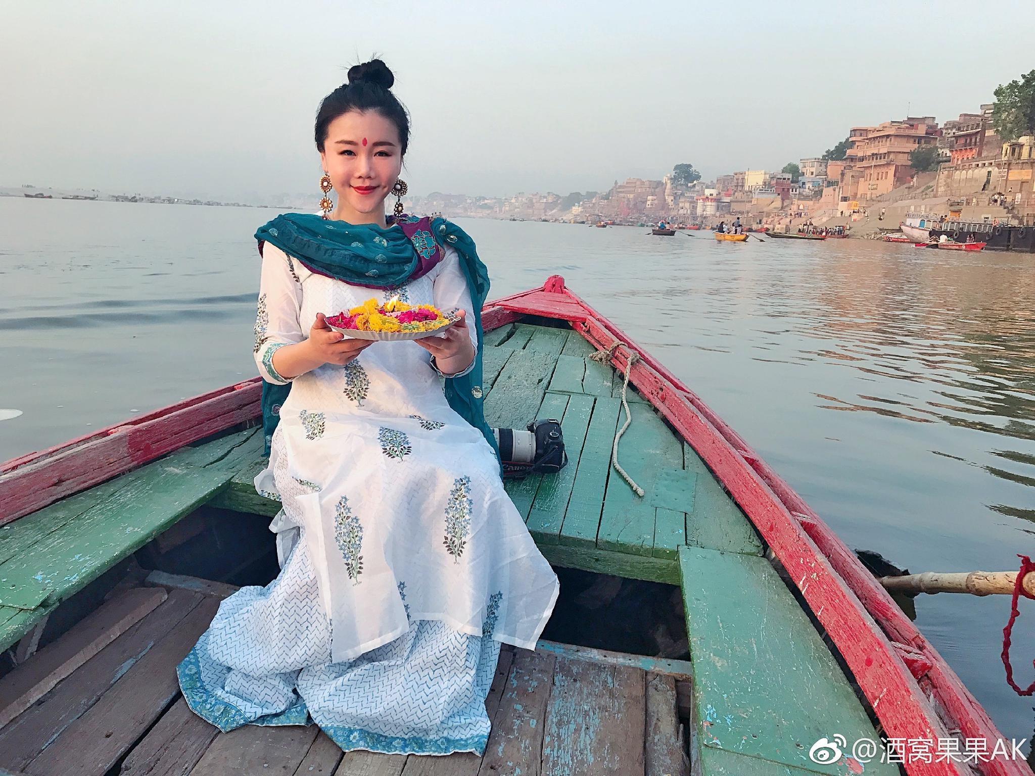 清晨的恒河水是清澈的,人们在里面刷牙、沐浴_新浪新闻