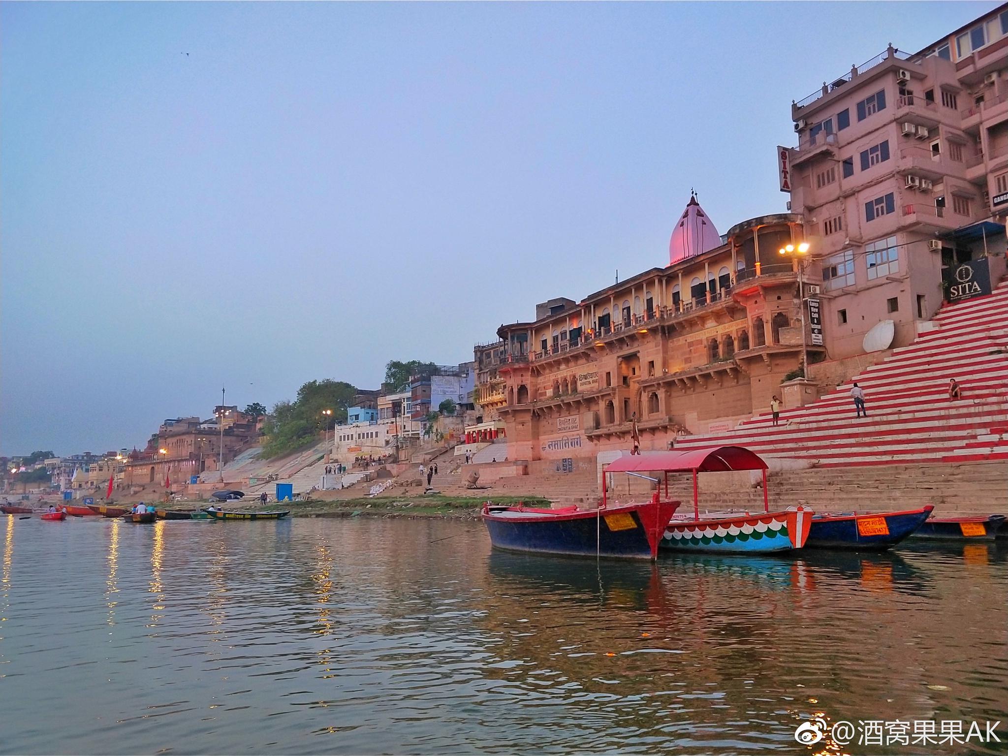 清晨的恒河水是清澈的,人们在里面刷牙,沐浴