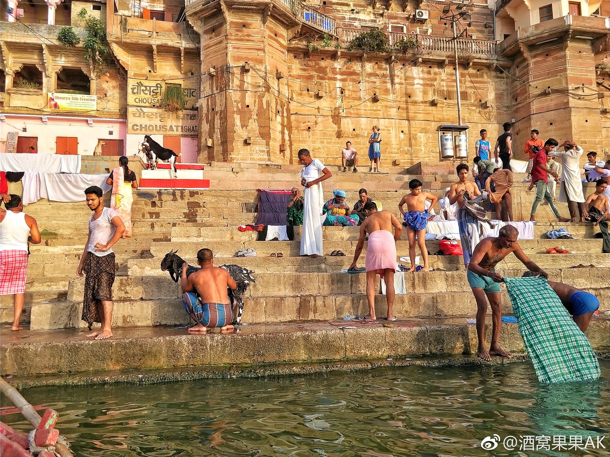 清晨的恒河水是清澈的,人们在里面刷牙,沐浴|恒河|异文化|小伙子_新浪