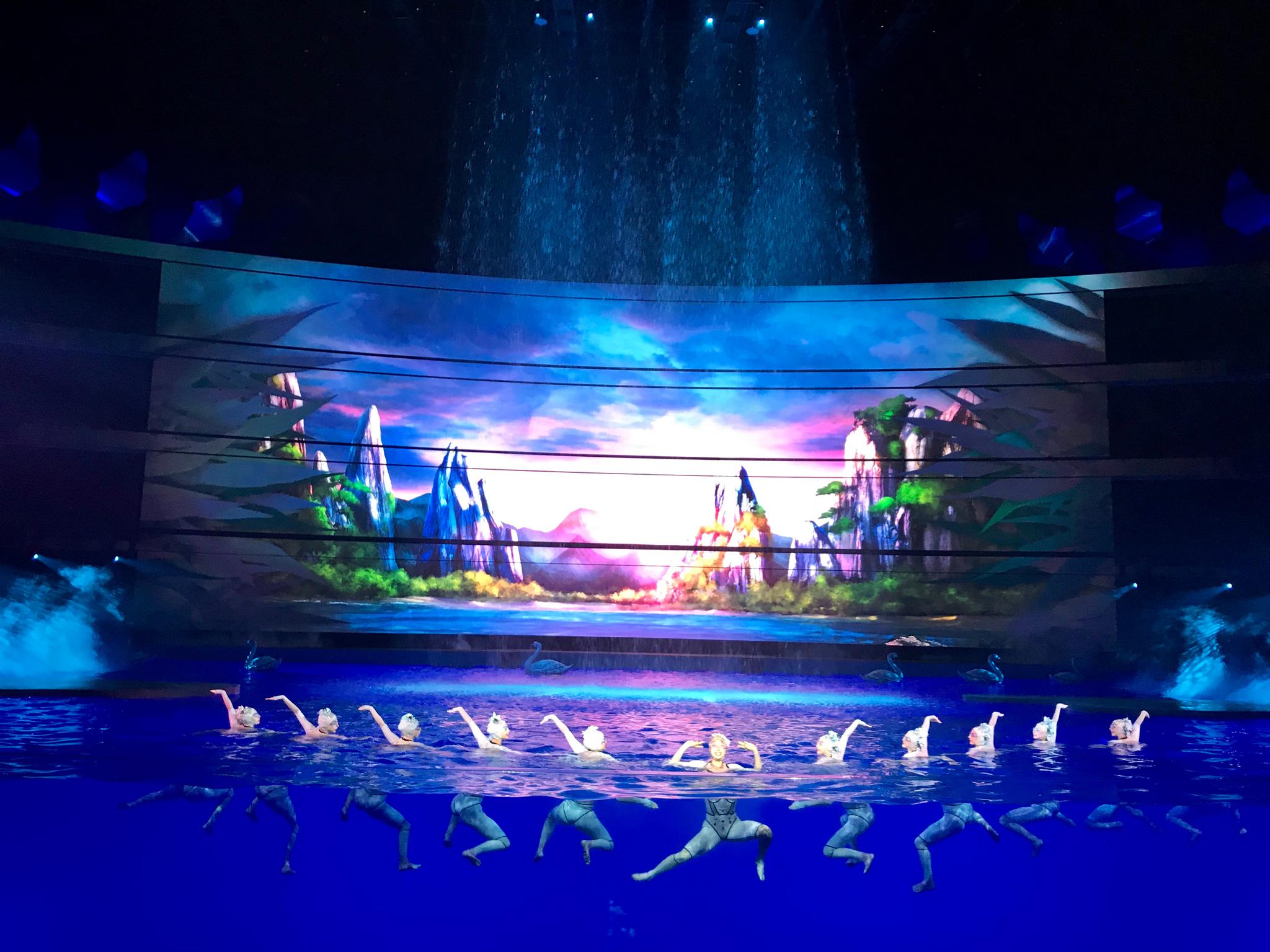 三亚亚特兰蒂斯的c秀是一出联动水陆空的大型水上表演秀