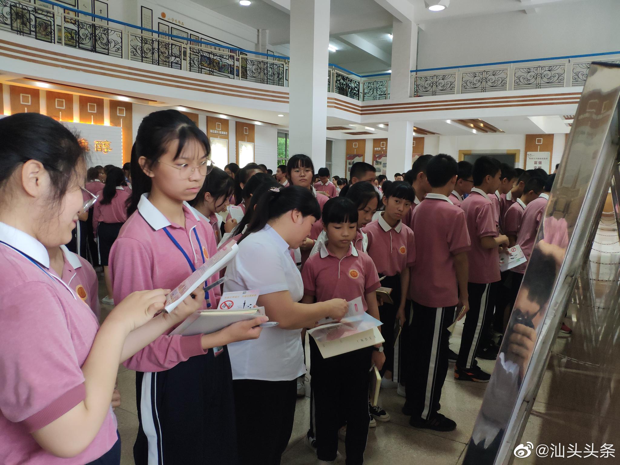 6月12日,龙湖区禁毒办走进聿怀实验学校