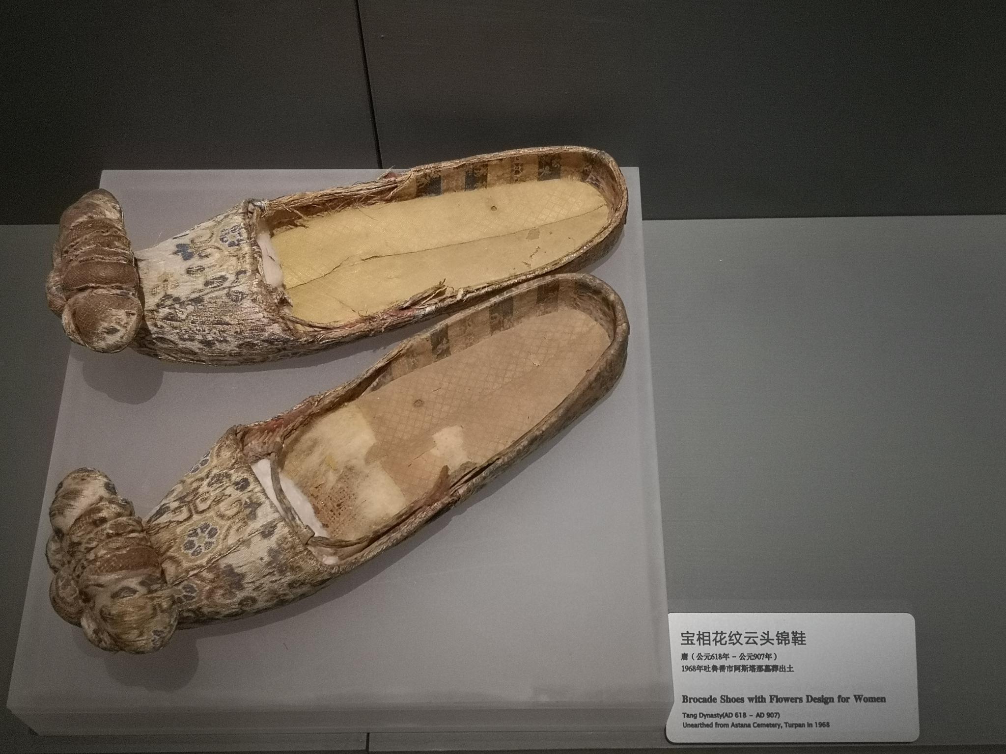 服饰展之一,汇聚了新疆境内发掘出土的各个不同时期与服饰有关的文物