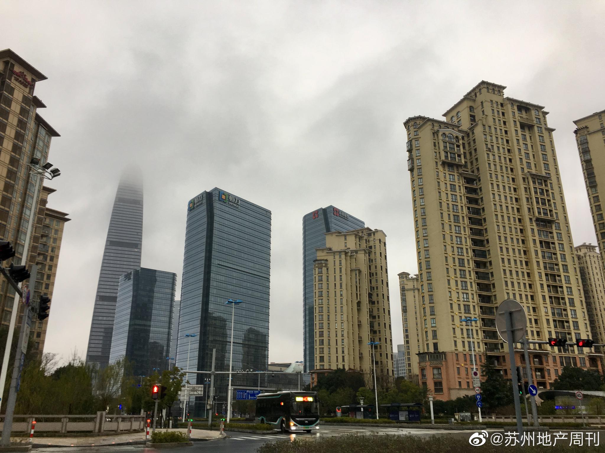 阴霾笼罩在城市上空,但高楼孕育着崛起力量.