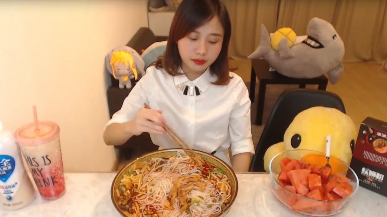 密子君吃螺蛳粉,吃到一半把衣服都换了,网友:聪明人的做法