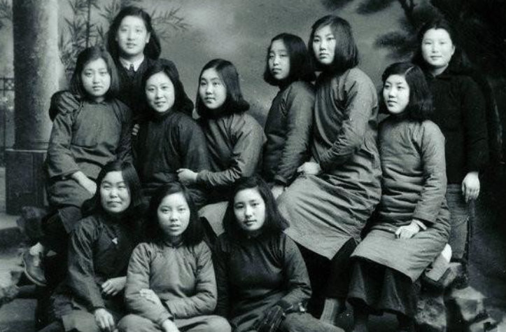 民国时上层社会的女子:穿着旗袍参加游行,颇具东方女性的神韵