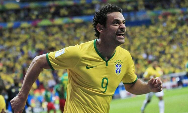 然而,在罗纳尔多退役,阿德里亚诺自甘堕落之后,巴西9号就一代不如一代