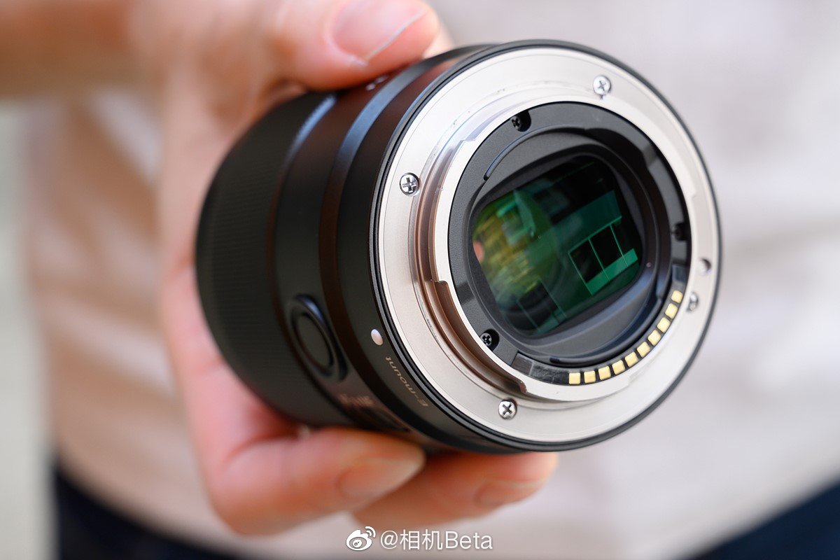 索尼刚发布的fe 35mm f1.8全画幅微单镜头实物上手图