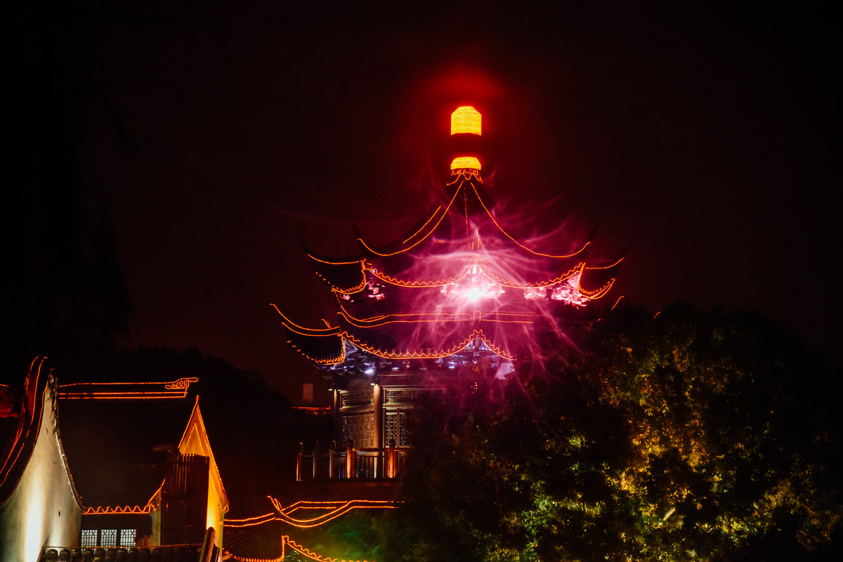 晚灯点点,楼台新夜.