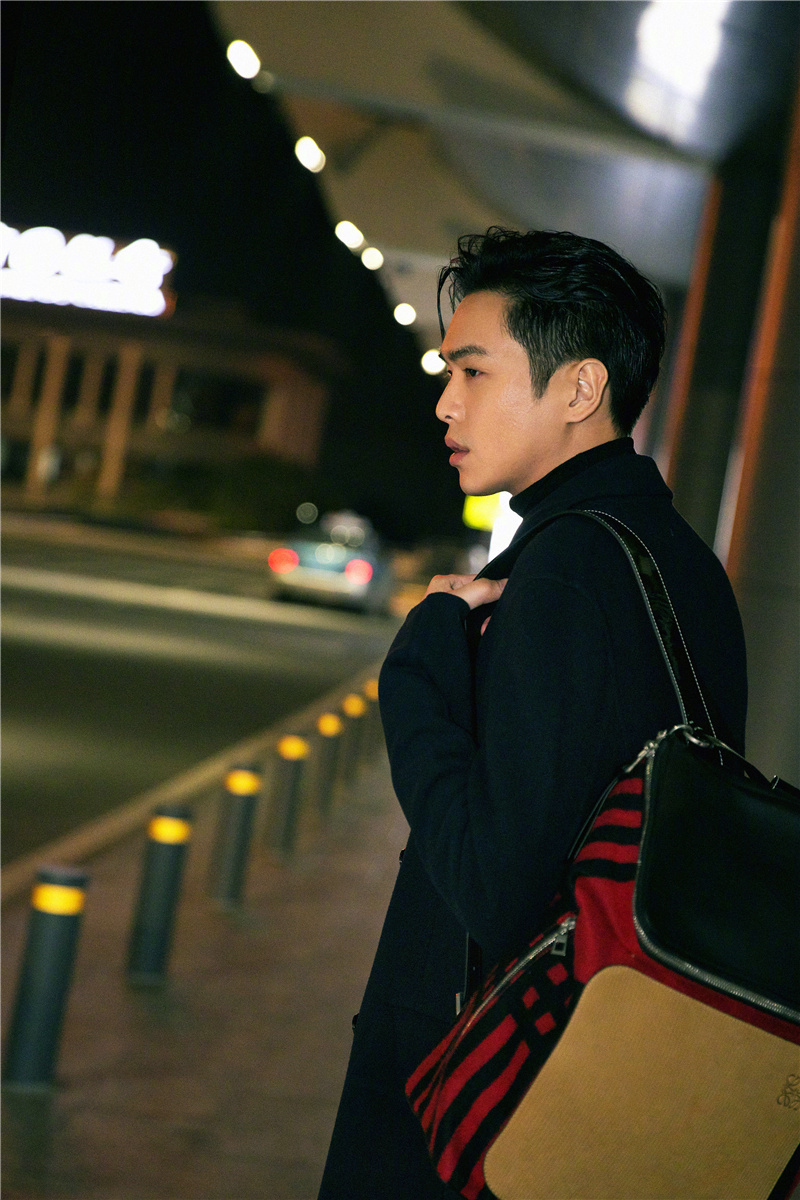 张若昀机场照,剪裁利落的大衣外套搭配黑色牛仔裤尽显随性帅气.