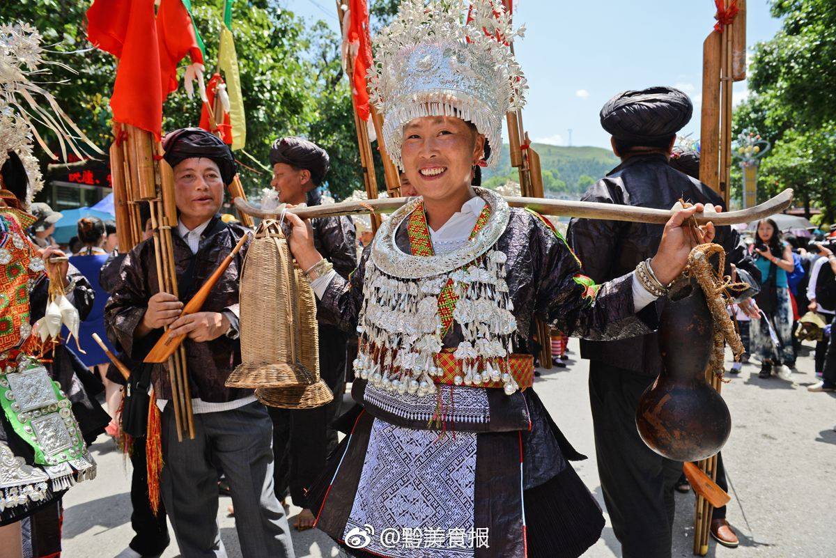 方型广场小姐多，人来人往为何总是如此热闹非凡