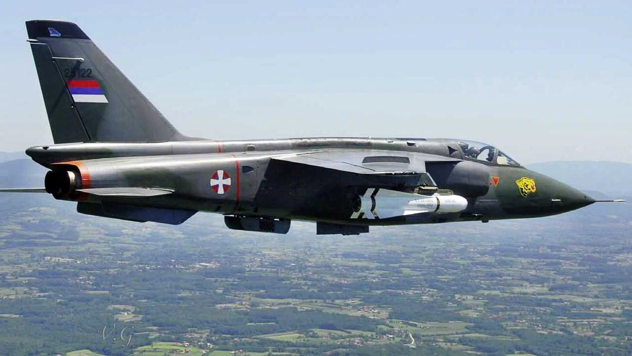 两个小国凑一块完成大梦想40年前合力造出迷你飞豹战斗轰炸机