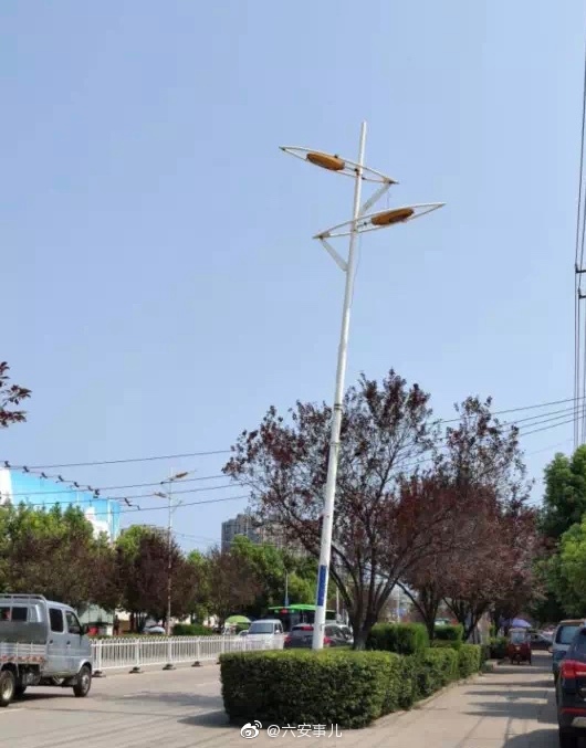 太危险!六安磨子潭路灯杆"歪斜",路灯"悬吊"