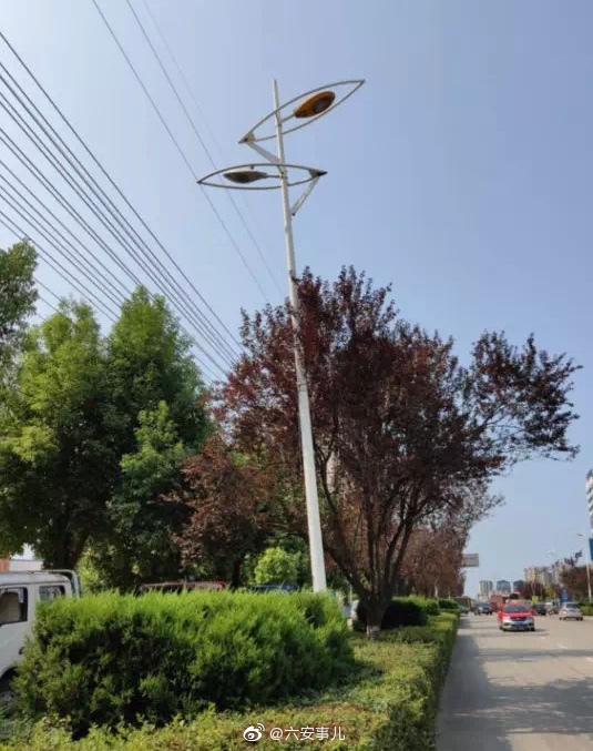 太危险!六安磨子潭路灯杆"歪斜",路灯"悬吊"