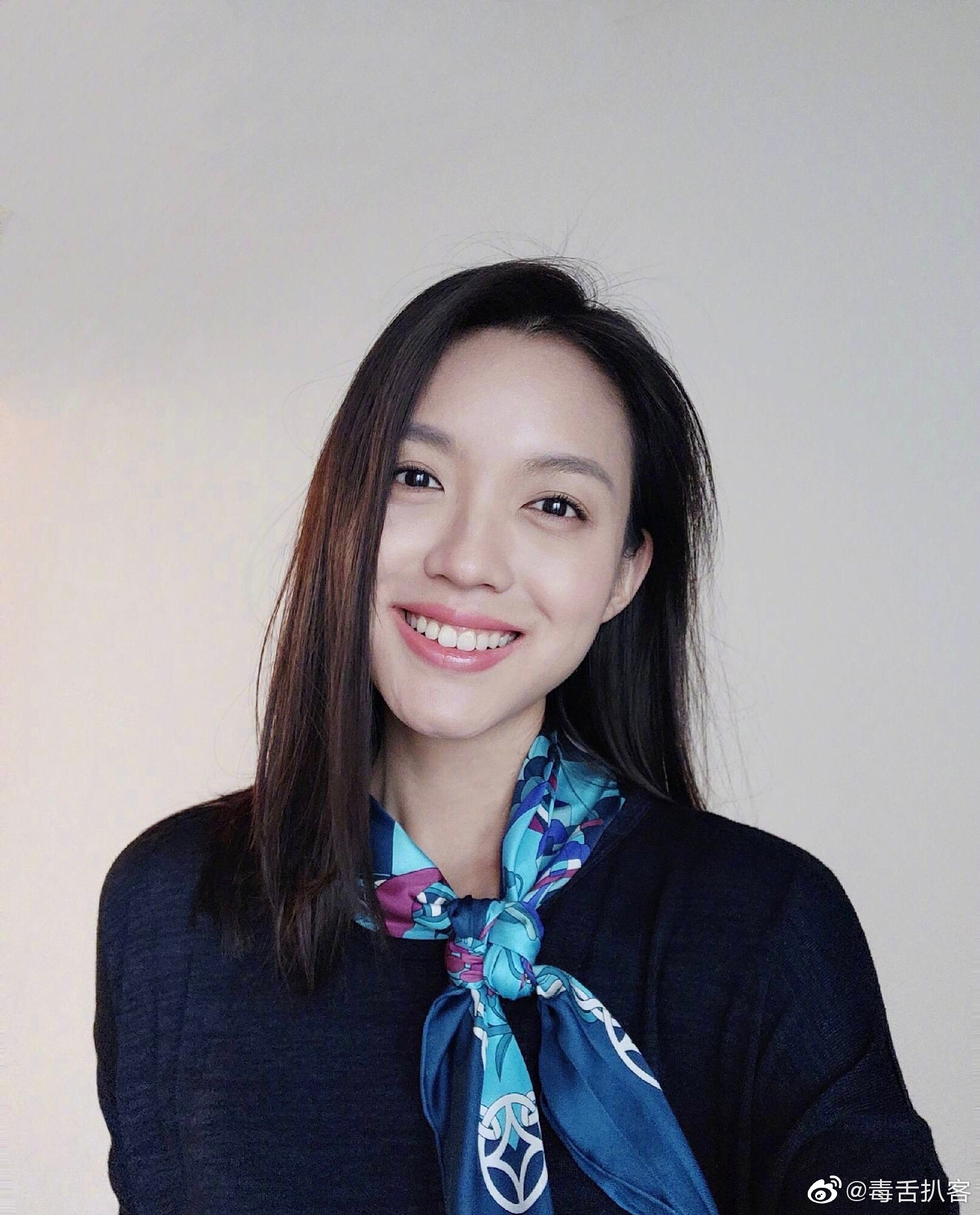 张梓琳一身牡丹中国红亮相亚洲文化嘉年华