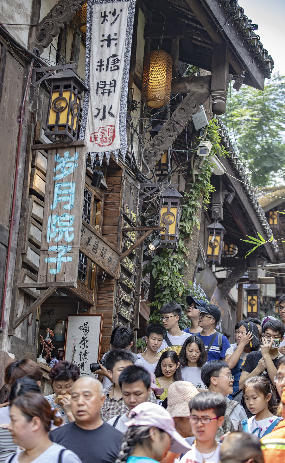 【携程攻略】重庆磁器口古镇景点,算是重庆最好玩的地方了，有点像厦门鼓浪屿的小街，有一条小巷子很多…