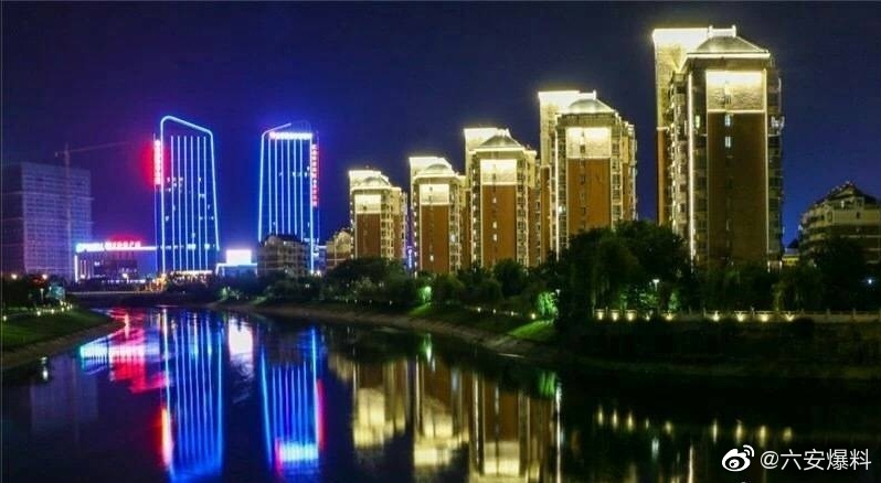 六安金寨县的夜幕降临,这个山里的小县城便开始了它的灯光秀