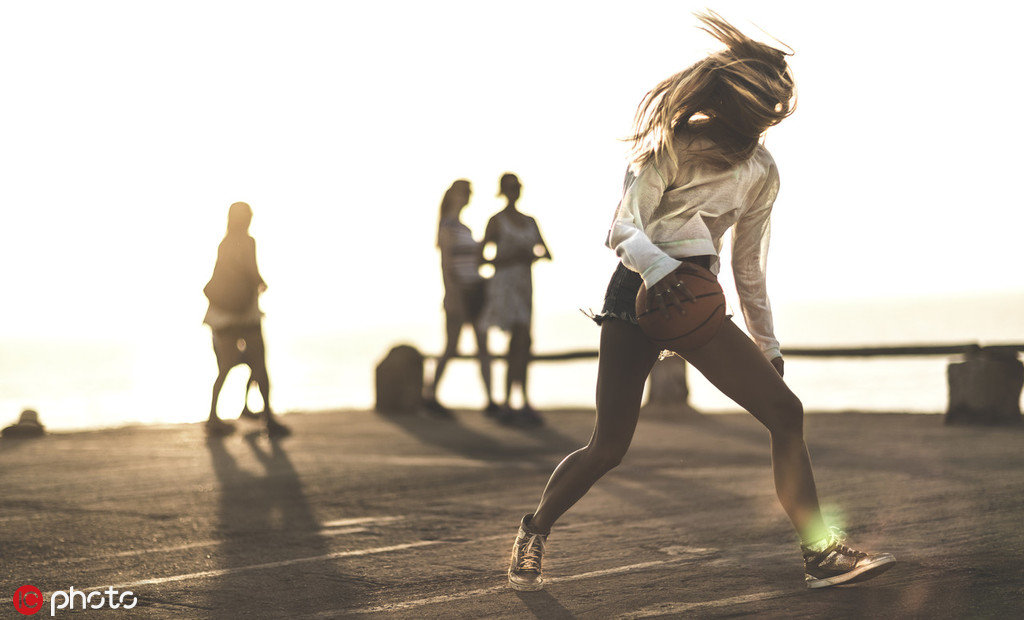 美女拍摄复古格调篮球写真身着短裤性感迷人