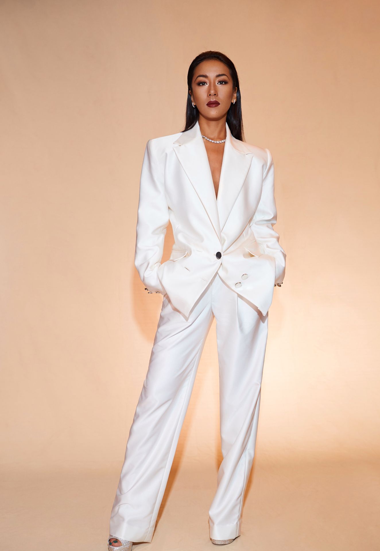 吉克隽逸穿白色西装,像是偷了大人的衣服,别说,还挺俊俏