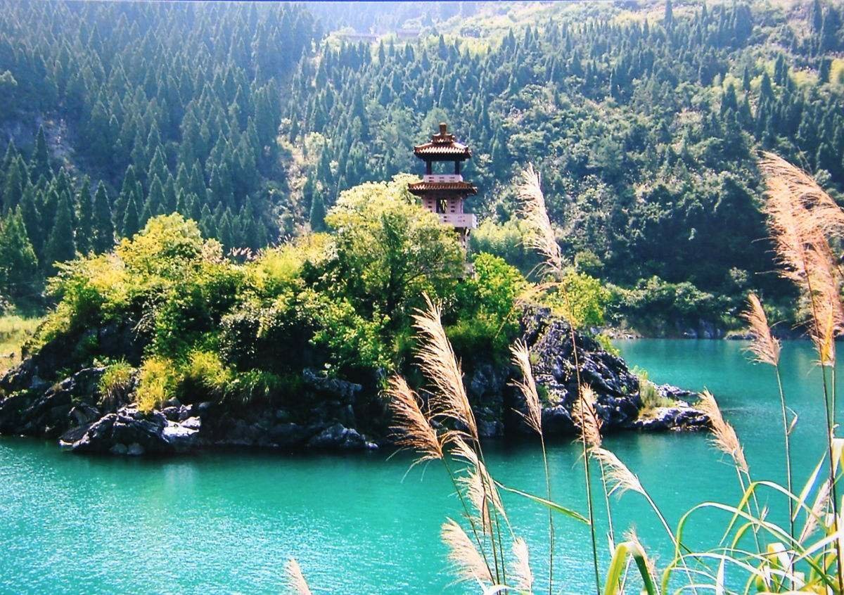 情人谷景区原名新安江铜官峡,地处新安江国家森林公园内