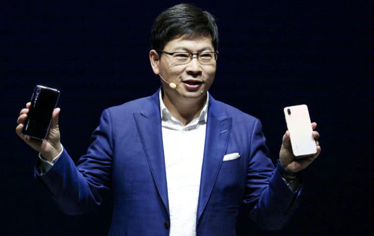 余承东官宣了:华为首款5G手机来了,屏幕可折叠
