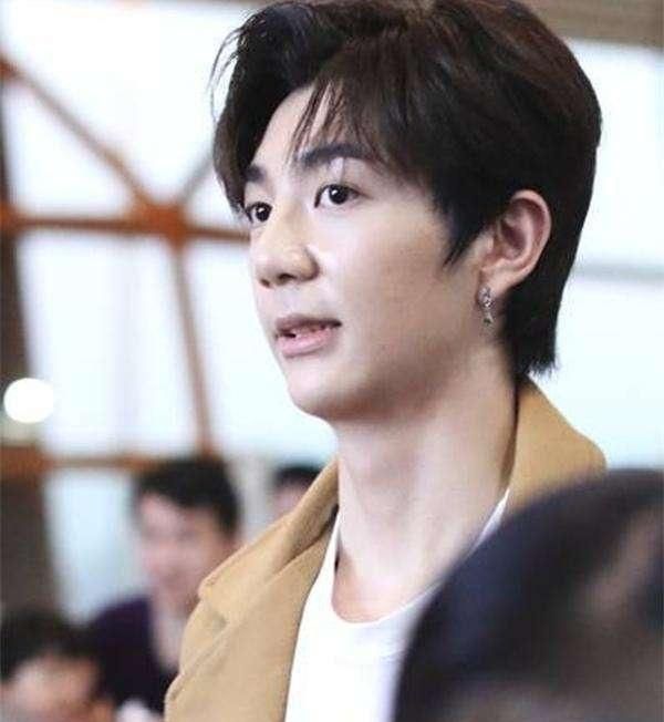 洪欣连发两遍微博,自称是个笨女人,她和张丹峰