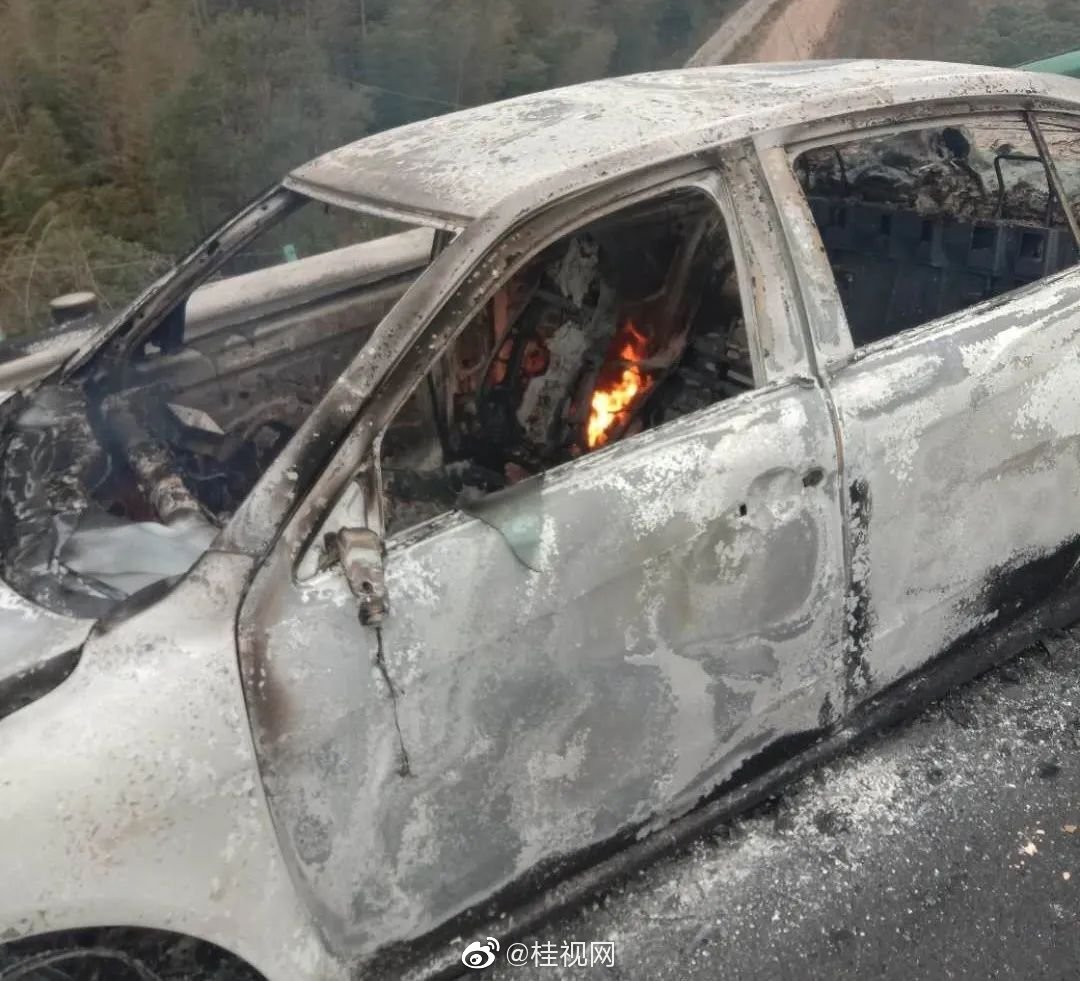 兴安县资兴高速一小车自燃还有爆炸,吓坏一车人