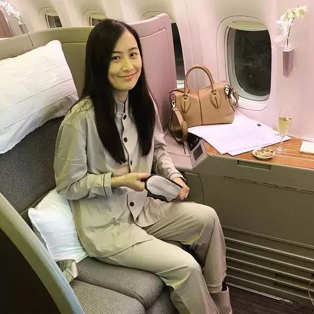 前tvb花旦工作太忙穿睡衣坐飞机 被空姐称为"美丽的女士"|陈法拉|睡衣