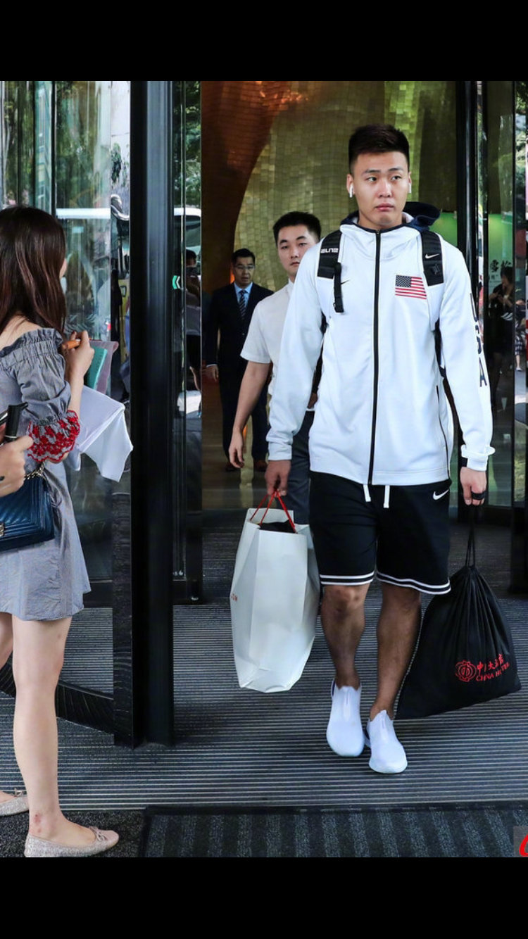 赵睿微博回应身穿美国队外套