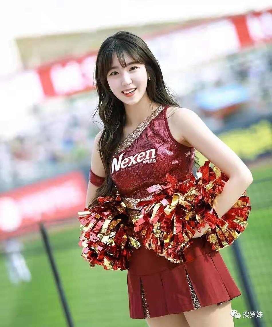 一位名叫安智玄的棒球啦啦队队员在韩国备受追捧
