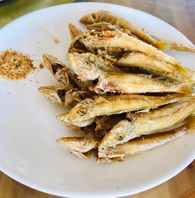 香炸沙尖鱼鲜嫩香酥沾点椒盐更美味