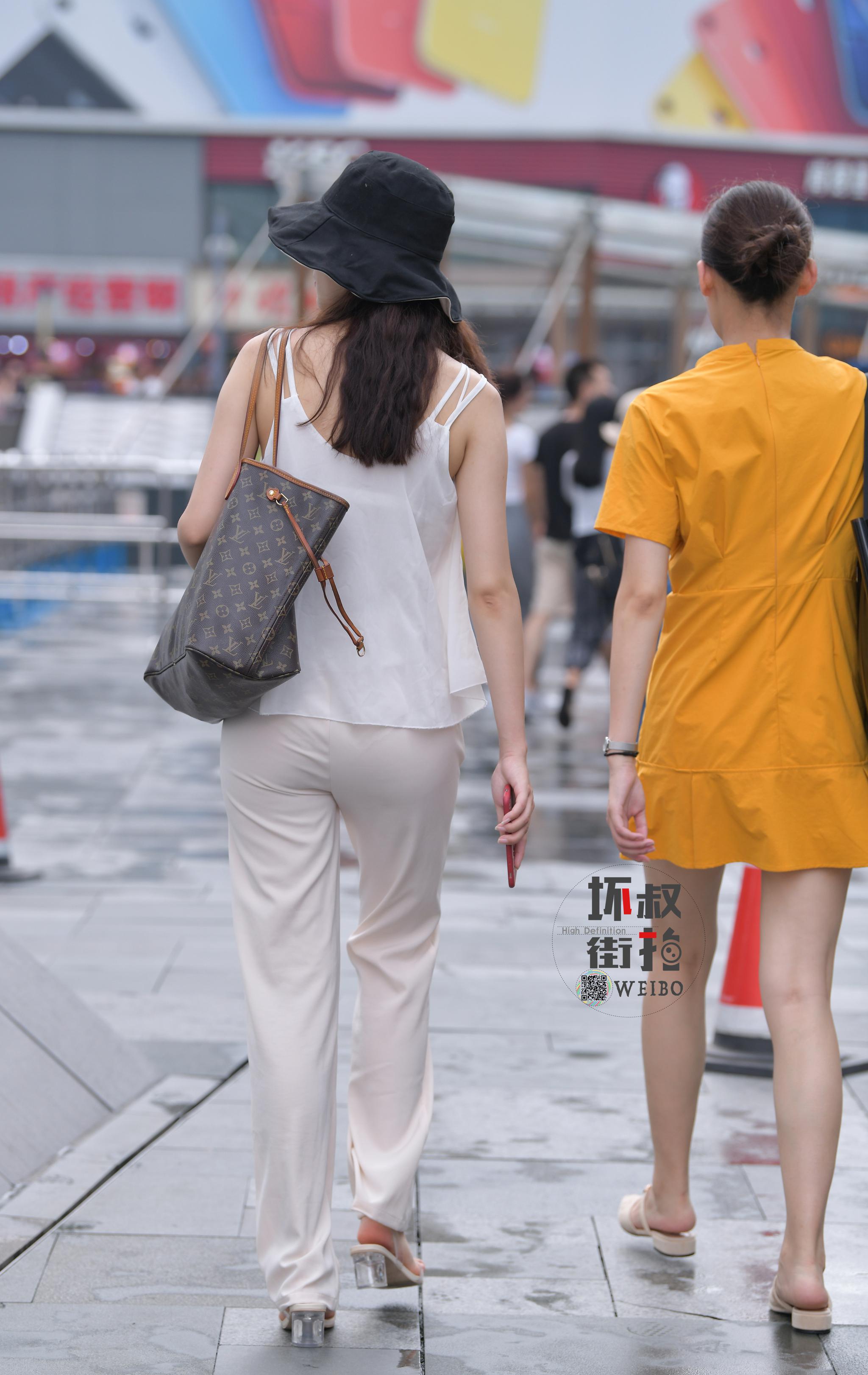 背影～ 来源:@坏叔街拍