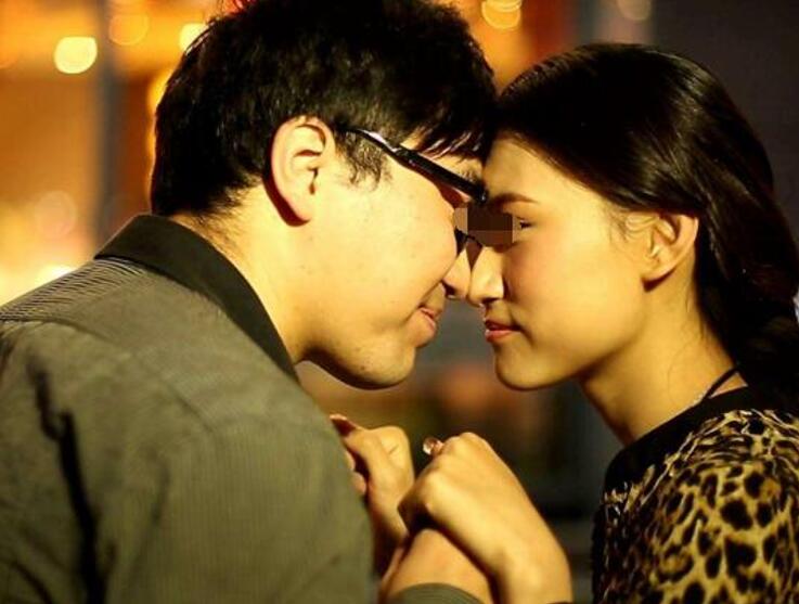 出差提前回来,老婆喊声亲爱的,看到卧室出来的人俺蒙住