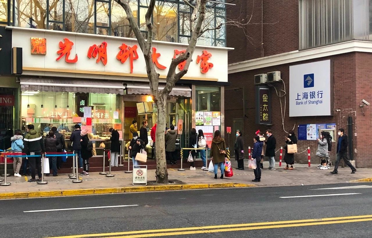 记者观察|上海街道“苏醒”:“网红店”开始排长队,你敢去购物吗?