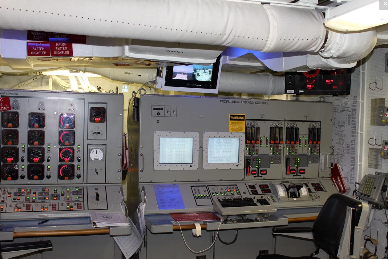 印度航母公开内部照:大红沙发刺眼,餐厅布满木质材料极易着火