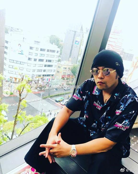 近日,周杰伦在社交平台上晒出了自己在餐厅戴墨镜吃饭的照片