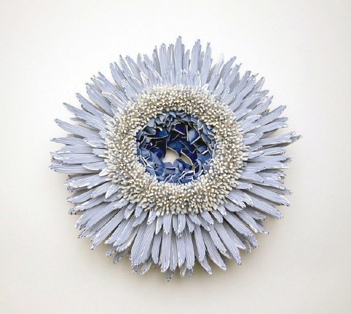 用青花瓷碎片做成的生物:瓷片雕塑的美与残酷的自然