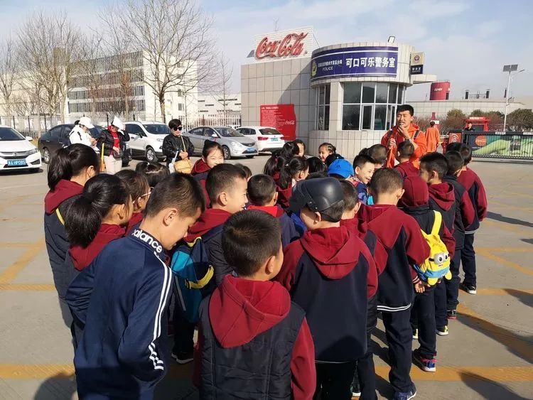 石家庄外国语小学春田四班走进可口可乐工厂 做实验探索科学秘密