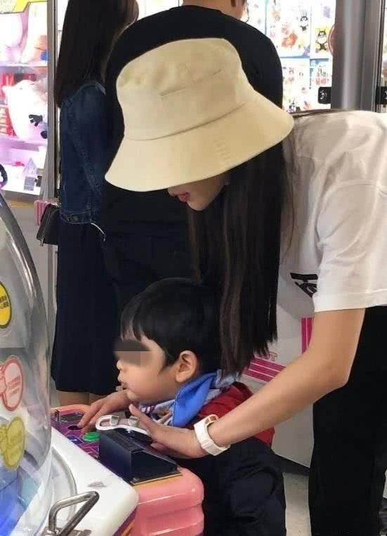 baby带小海绵参加亲子营,全程都抱着两岁儿子,妈妈力max