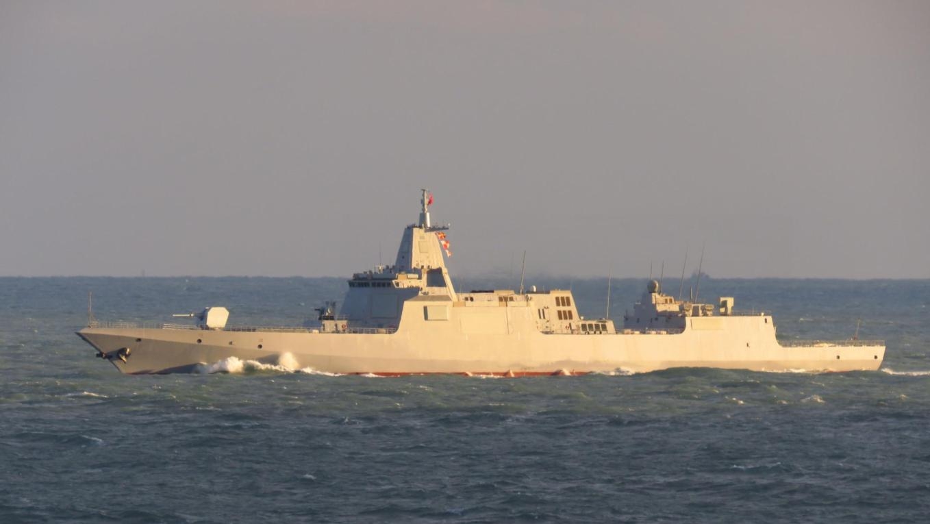 近日,一组图片透露了中国055型导弹驱逐舰正在新一轮海试,预计最迟