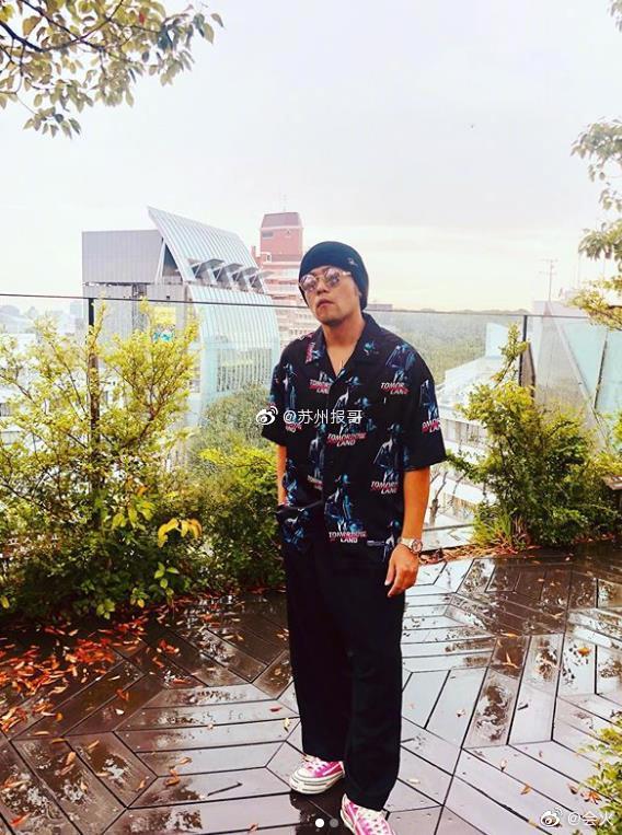 近日,周杰伦在社交平台上晒出了自己在餐厅戴墨镜吃饭的照片