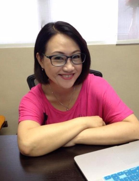 58岁tvb绿叶陈安莹离巢7年转做配音演员,收入不高仍兢兢业业